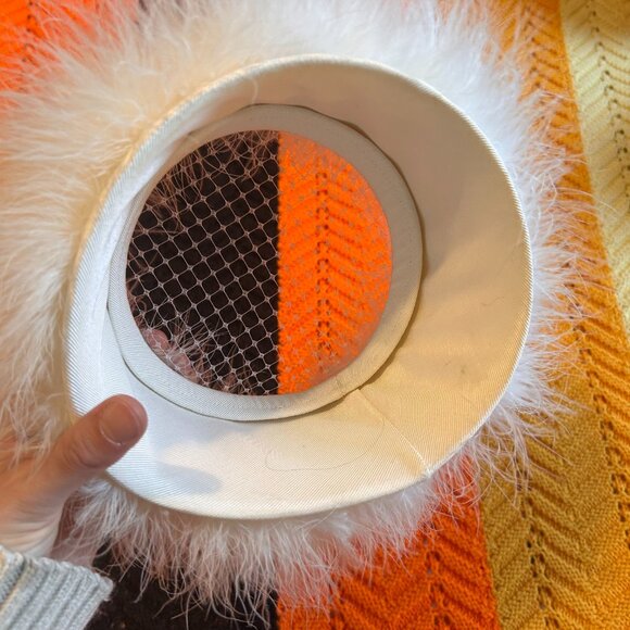 1960s White feather pillbox fascinator hat with lace top - from Ayres! - Picture 14 of 14